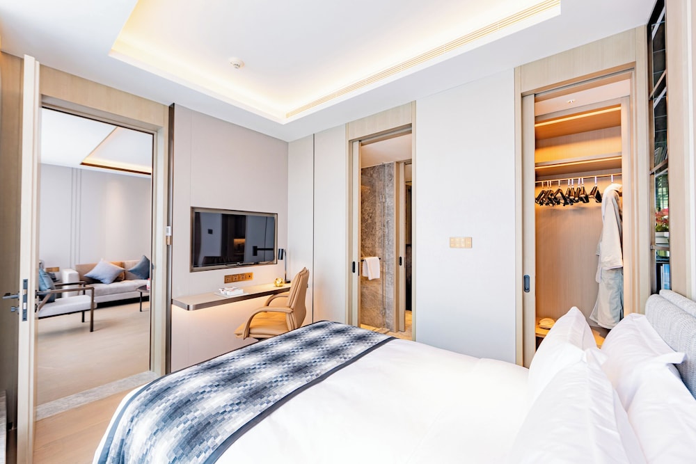 Executive Suite, City View