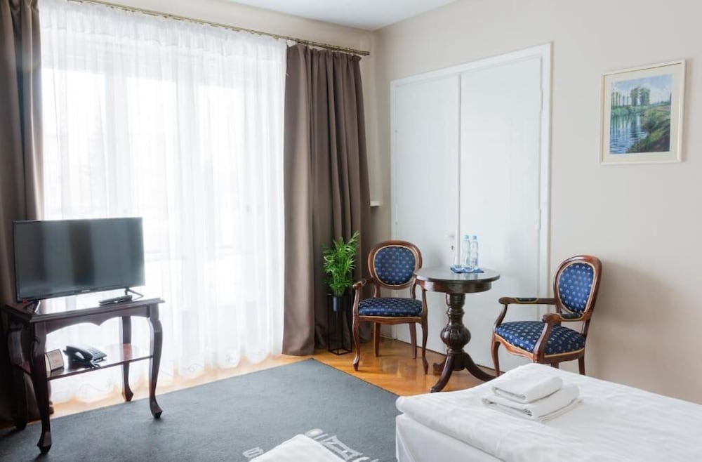 Classic Triple Room, Non Smoking, City View photo 3