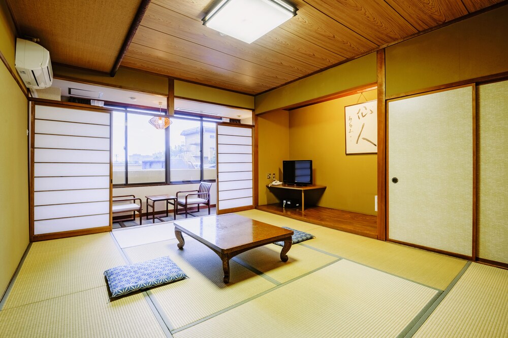 Standard Japanese-Style Room with 10 Tatami Mats - Shared Bathroom - Non-Smoking - Photo 1