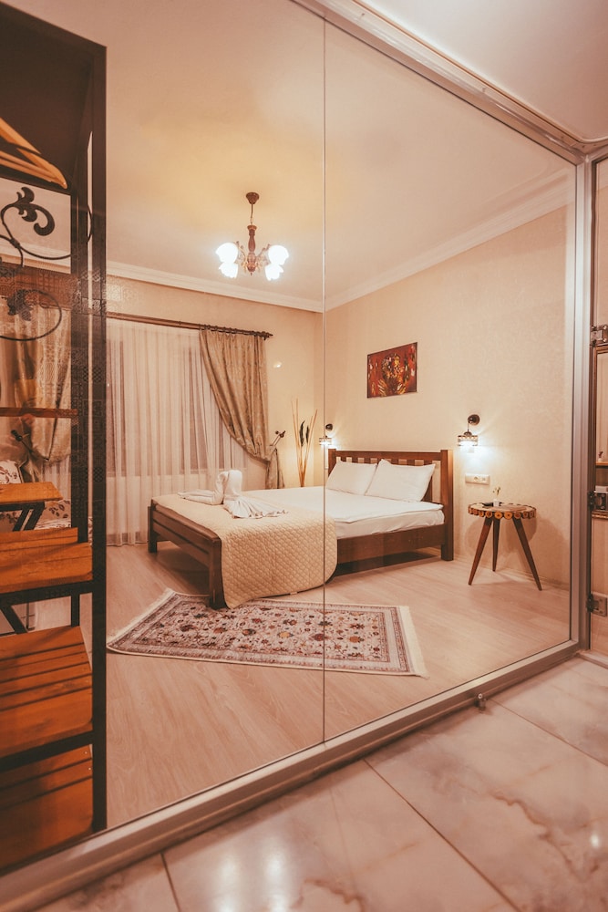 Economy Double Room, 1 Queen Bed, Non Smoking, Garden View photo 2