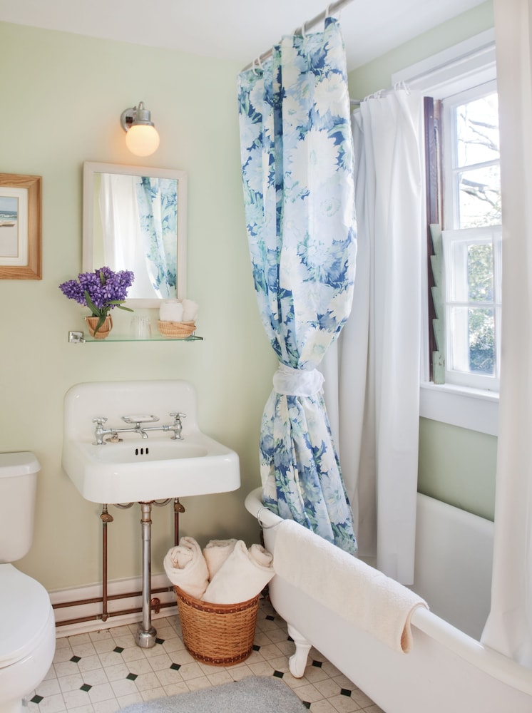 Room, 1 Queen Bed (Private Bathroom) photo 2