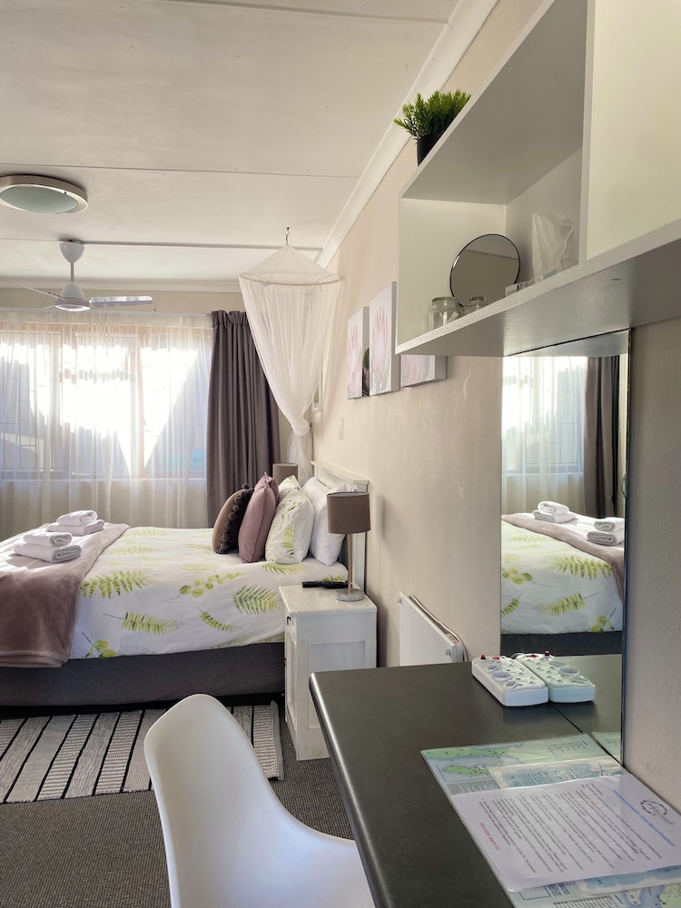 Economy Room, 1 Queen Bed photo 1