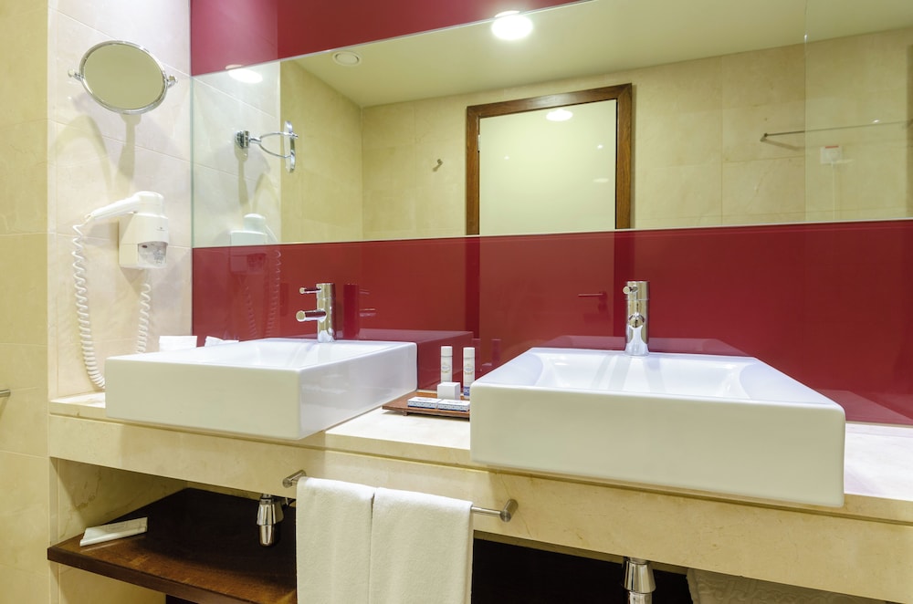 Double or Twin Room (2 adults + 1 child) thumbnail 6