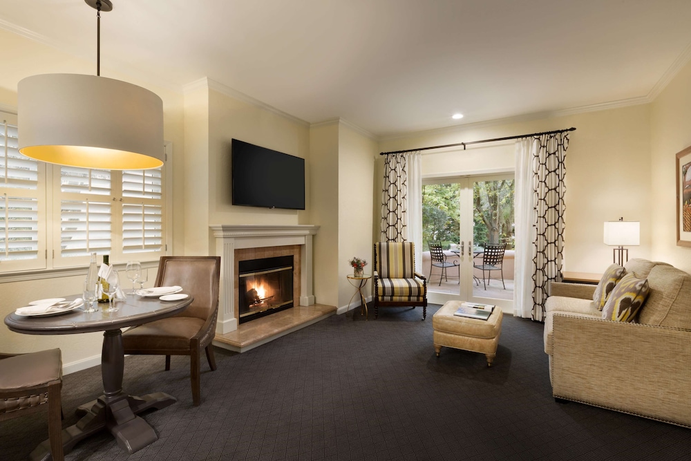 Signature Suite, 1 Bedroom (Mobility Accessible,1 King) - Photo 1