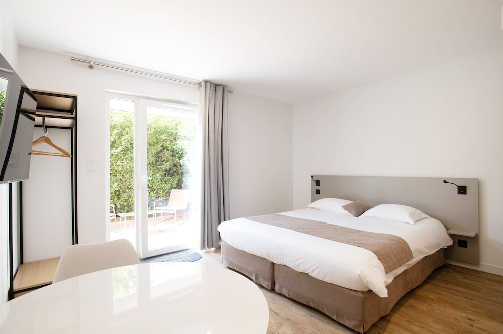 Comfort Studio, 1 Queen Bed, Courtyard View photo 1