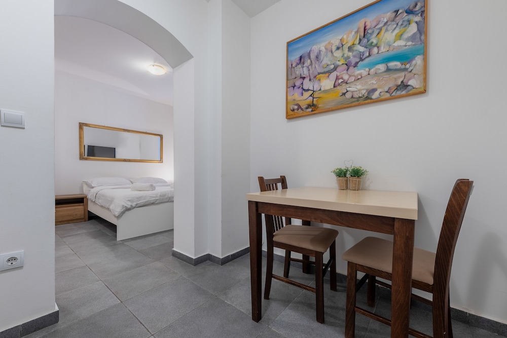 APT Comfort studio with pool view for 2