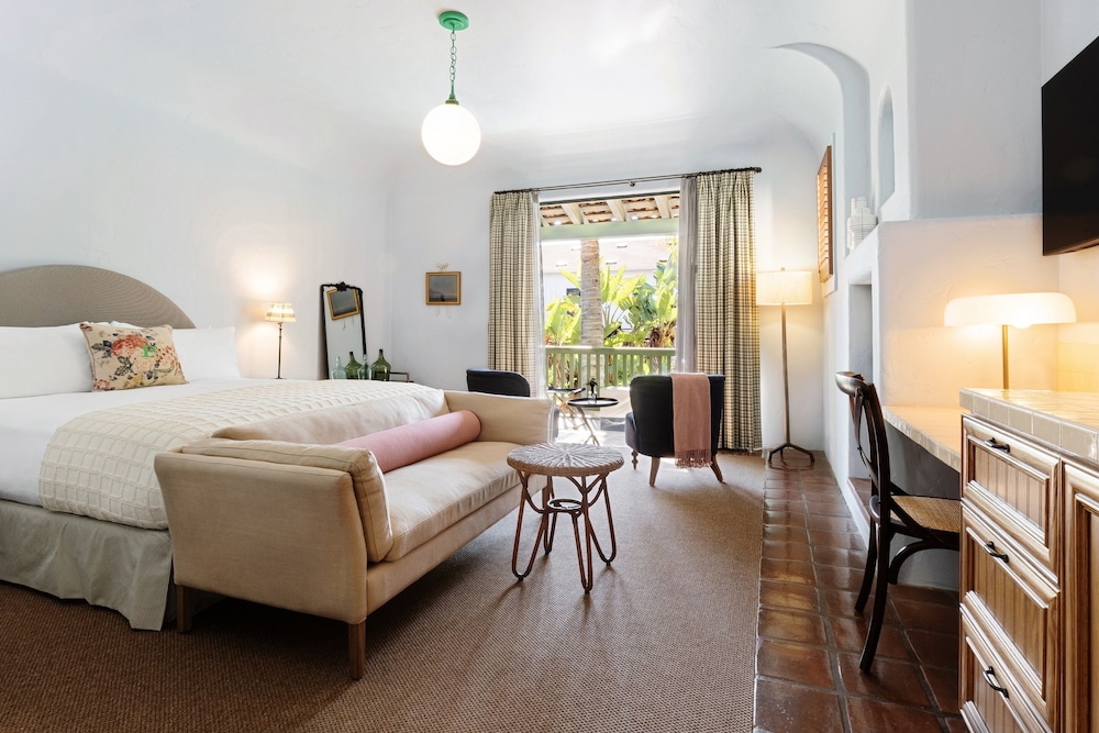 Superior Studio, 1 King Bed, Balcony (The Grand Studio) photo 3