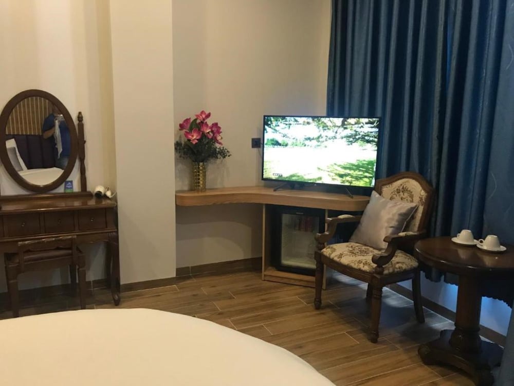 Grand Room, Balcony