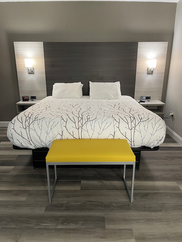 Deluxe Suite, 1 King Bed, Whirl Pool, Patio, Non Smoking