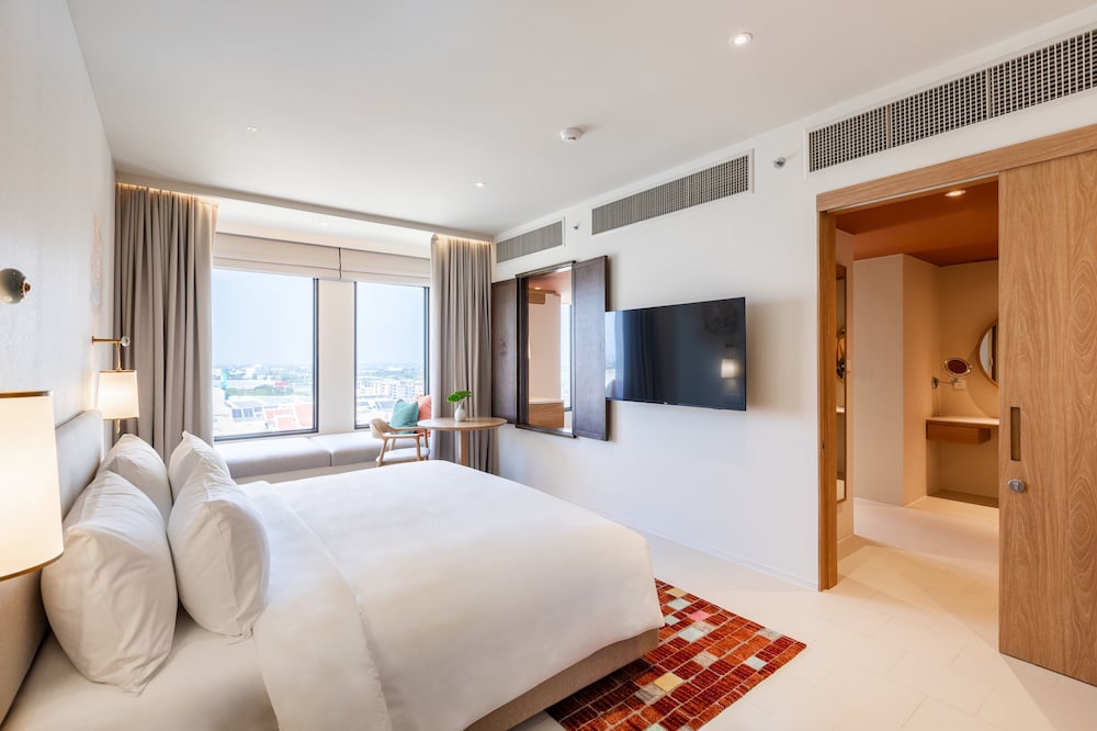 Suite, 1 King Bed - Photo 4