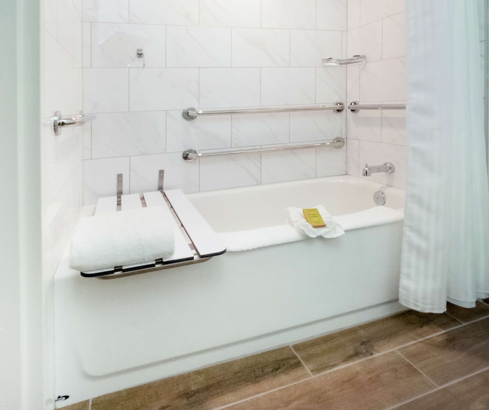 Room, 1 King Bed, Accessible, Bathtub - Photo 1