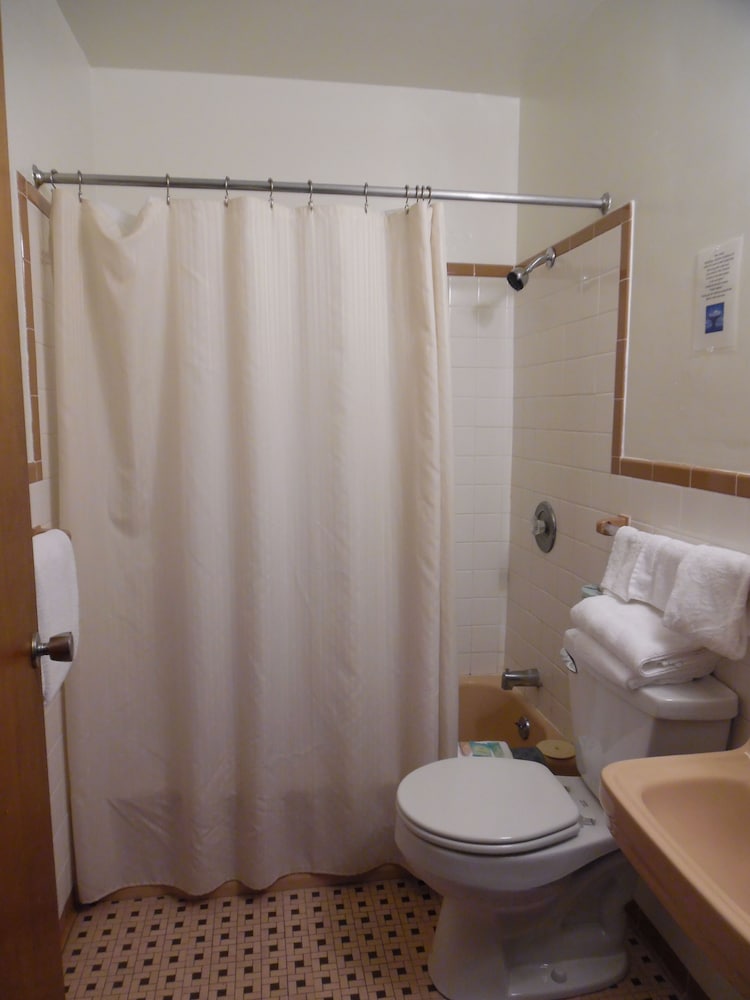 Comfort Room, 1 Queen Bed, Non Smoking photo 2