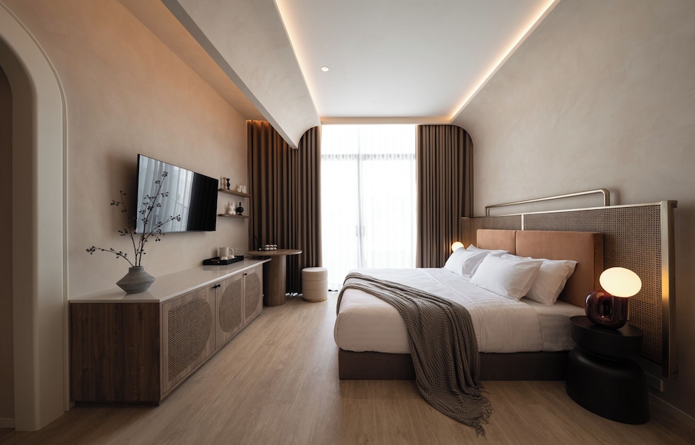 Deluxe Room, Balcony, Pool View photo 1