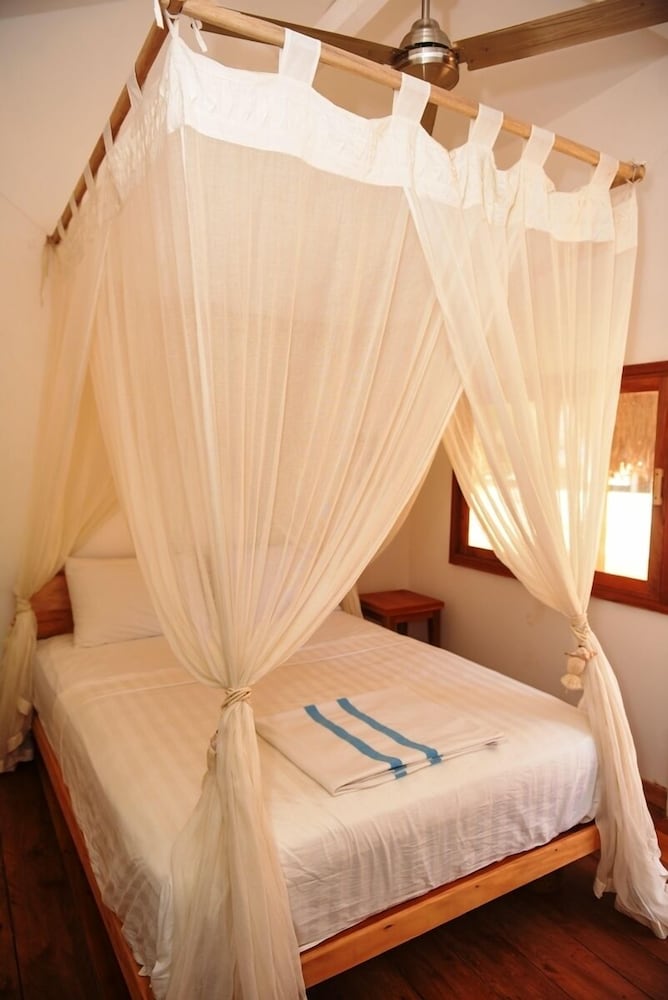 Deluxe Room, 1 King Bed, Beach View photo 1
