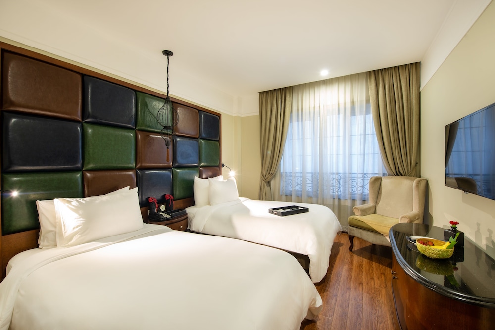Family Suite, 1 king and 2 single beds thumbnail 5