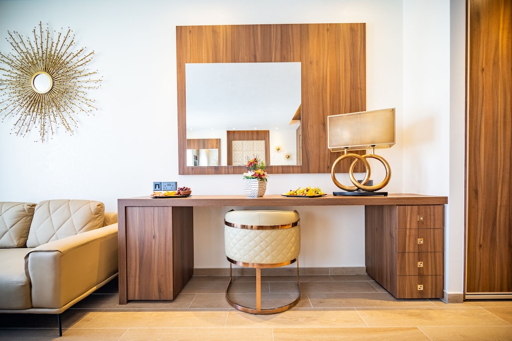 Suite, 1 Queen Bed, Club Lounge Access, City View