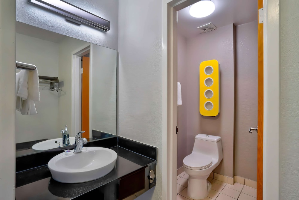 Deluxe Room, 2 Double Beds, Non Smoking, Refrigerator - Photo 4