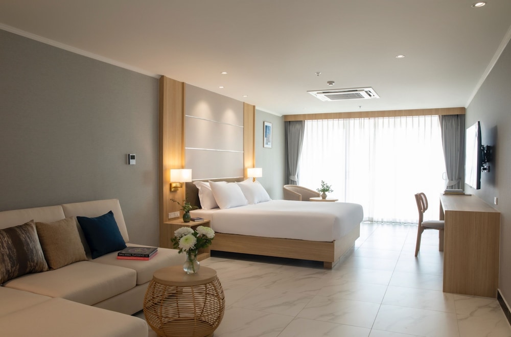 Grand Deluxe Beachfront photo 2