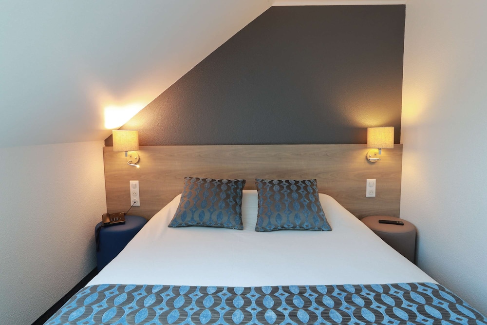 Standard Room, 1 Queen Bed, Non Smoking, Bathtub - Photo 2