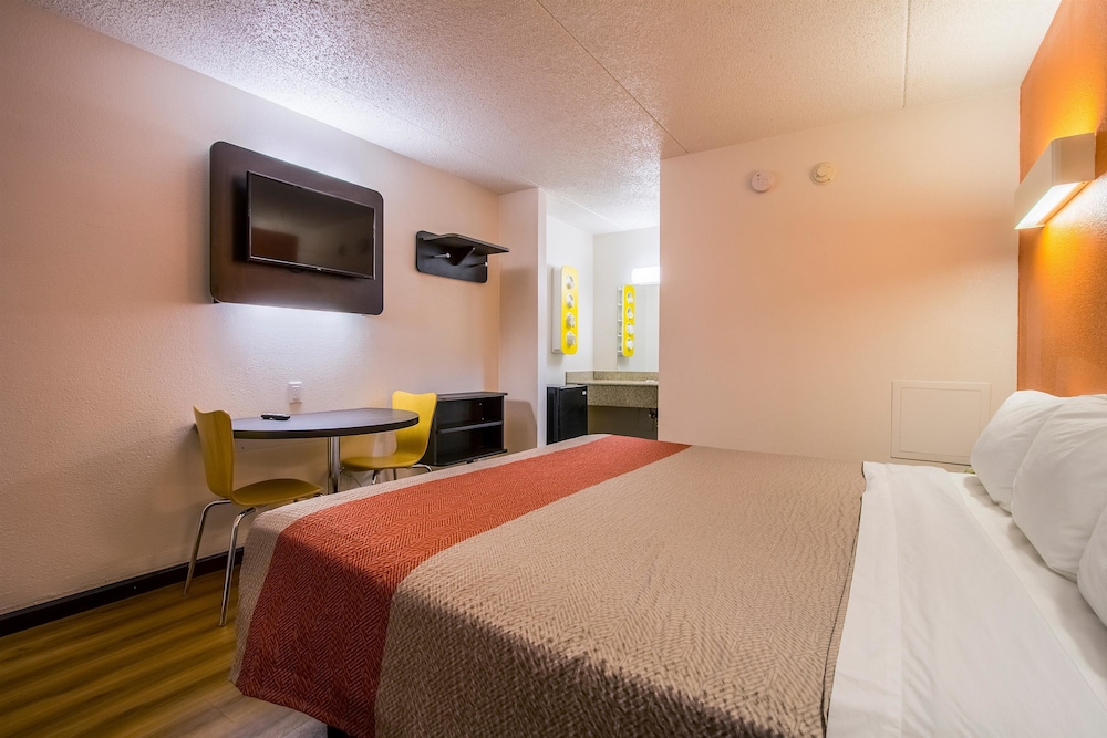 Standard Room, 1 King Bed, Non Smoking - Photo 11