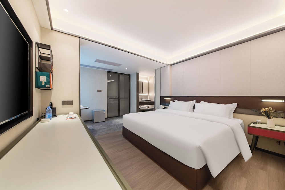 Executive Studio Suite, 1 King Bed, Non Smoking, Courtyard View