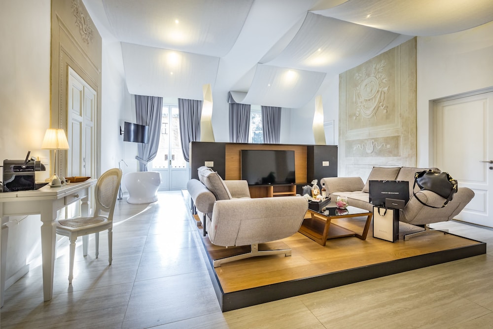 Luxury Suite - Photo 1