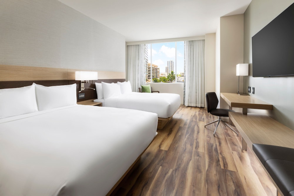 Deluxe Room, 2 Queen Beds, City View (Mobility Accessible, Tub) photo 3