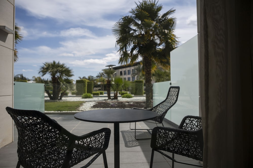 Club Room, Terrace (3 Adults)