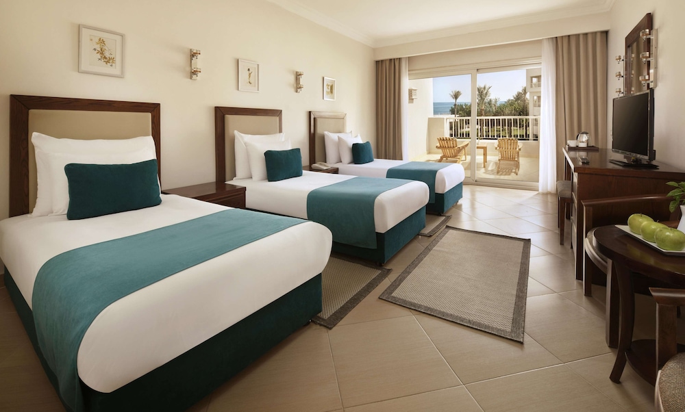 Family Room, 1 Queen Bed, Partial Sea View (Deluxe) - Photo 1