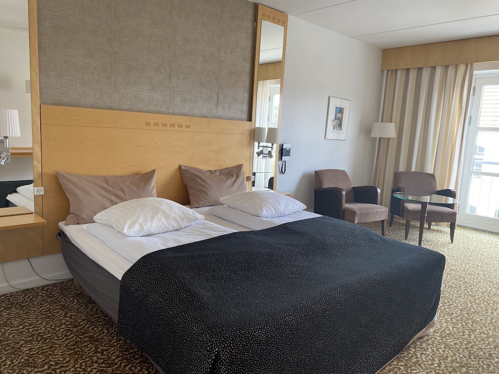 Business Double Room, 1 Queen Bed photo 2