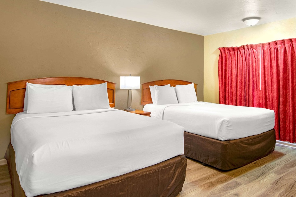 Standard Room, 2 Queen Beds, Non Smoking - Photo 1