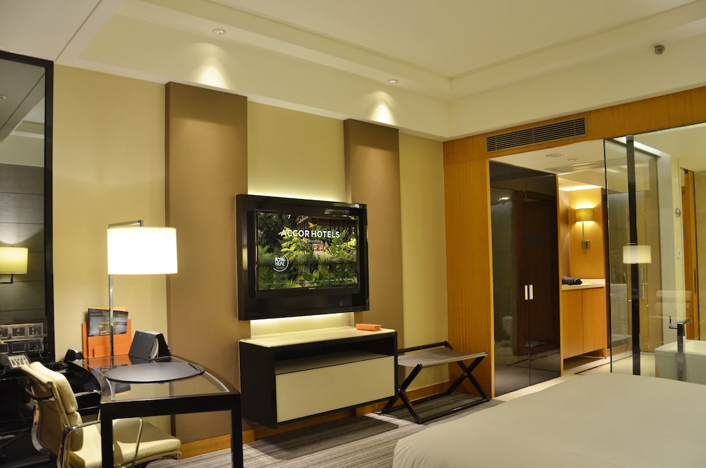 Superior Room, 1 King Bed - Photo 4