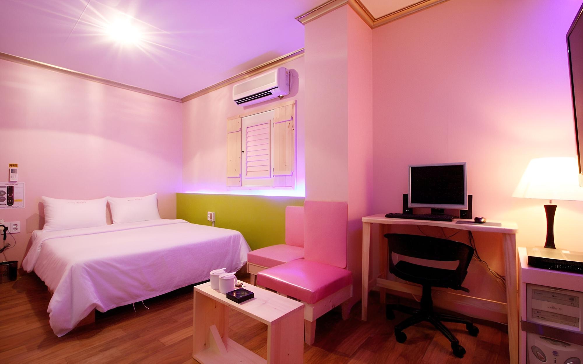 Room (Standard Room) - Photo 9