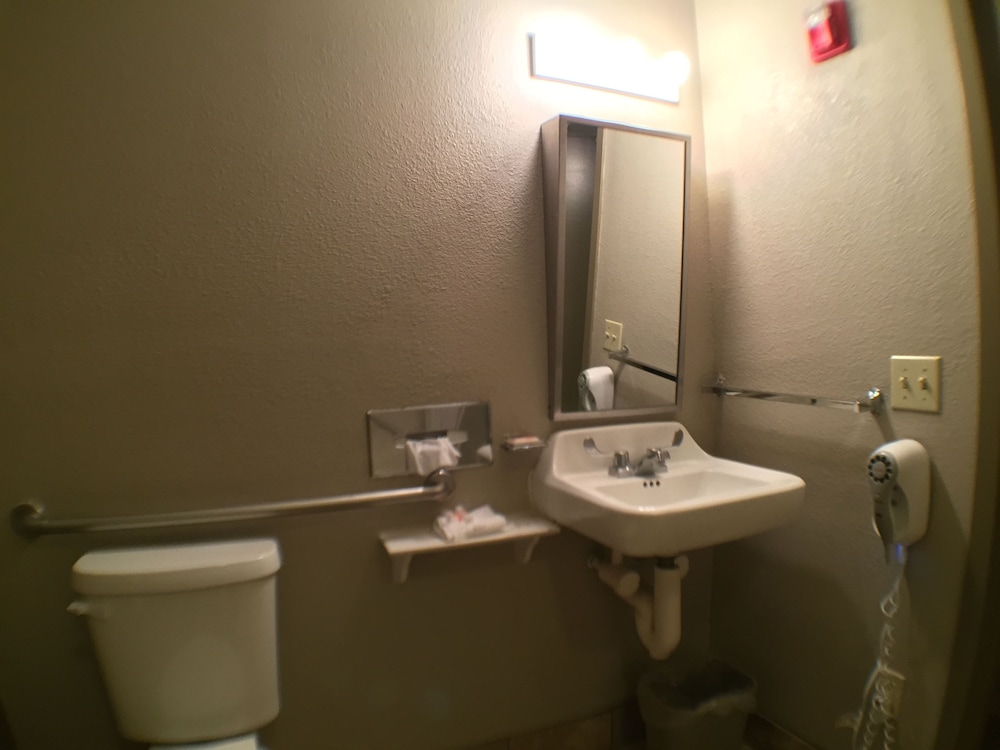 Room, 1 King Bed, Accessible, Non Smoking (Mobility/Hearing, Walk-In Shower) - Photo 4