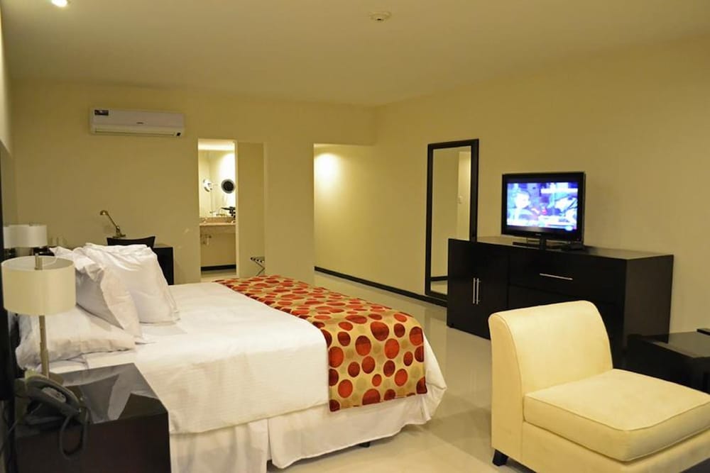 Premium Double Room, 1 King Bed, Pool View photo 3