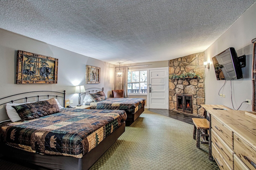 Riverside Deluxe 2-Queen Beds with Fireplace - Photo 4