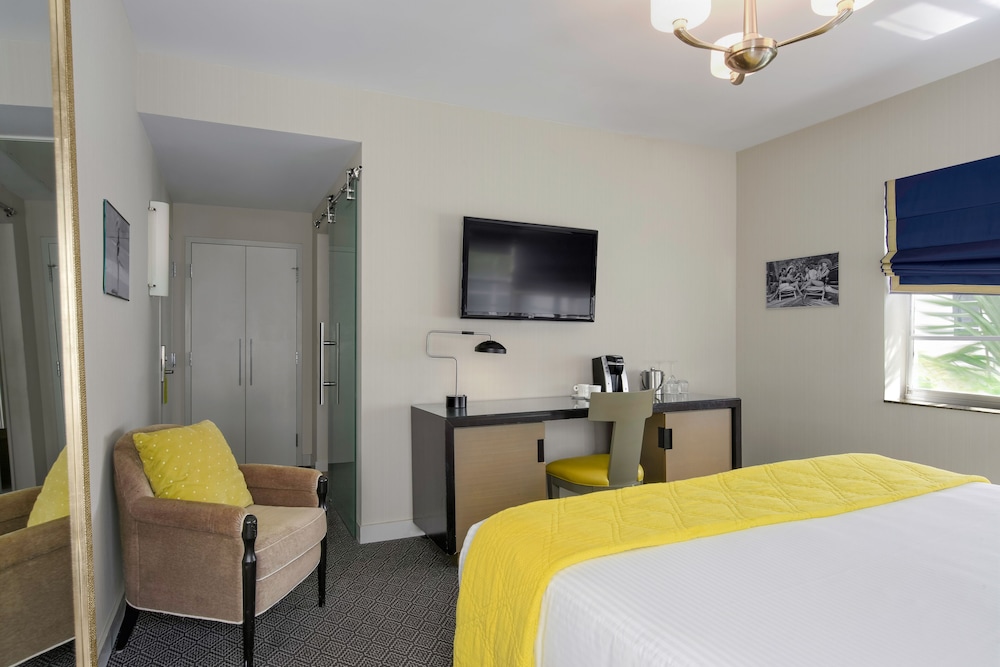 Premium Room, 1 King Bed - Photo 5