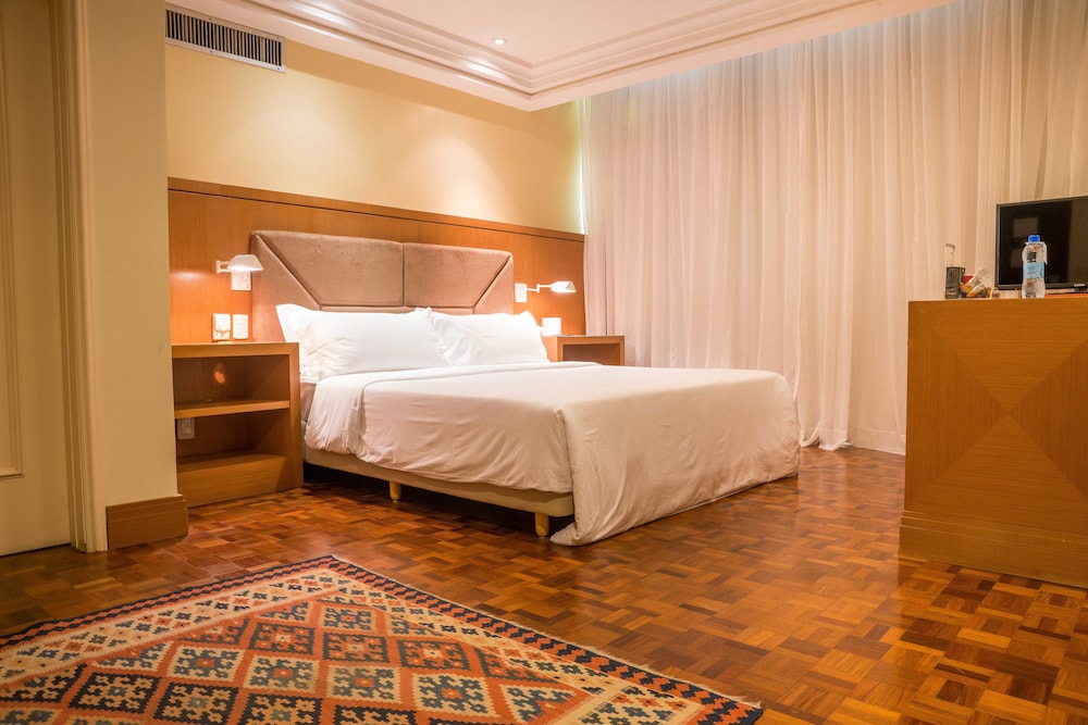 Suite - Photo 1