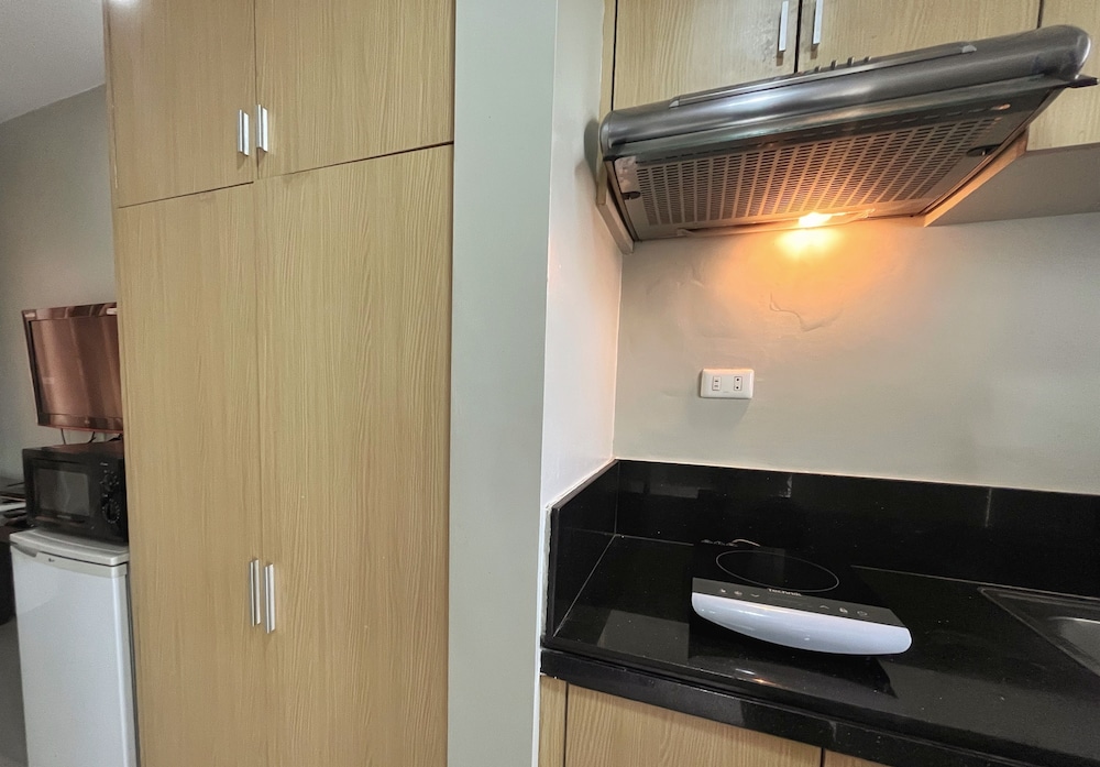 Superior Room, 1 Queen Bed, Refrigerator & Microwave photo 3