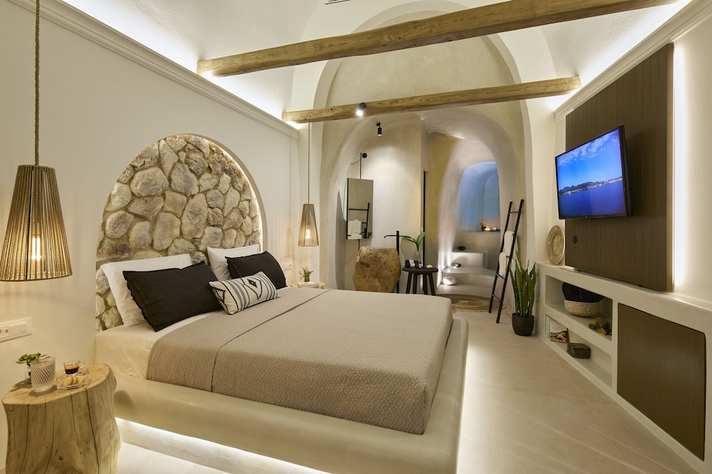 Deluxe Cave Suite with Spa Bath
