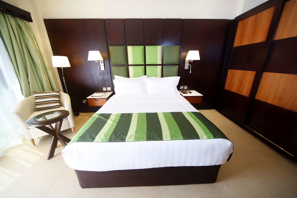 Deluxe Room, 1 Queen Bed photo 2