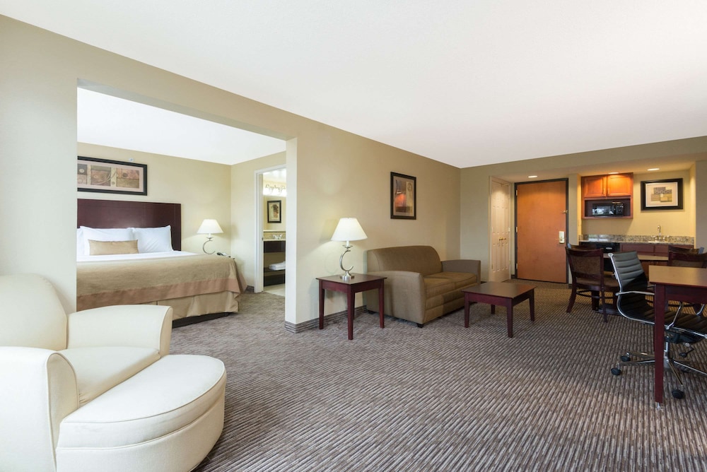 Studio Suite, 1 King Bed, Non Smoking - Photo 1