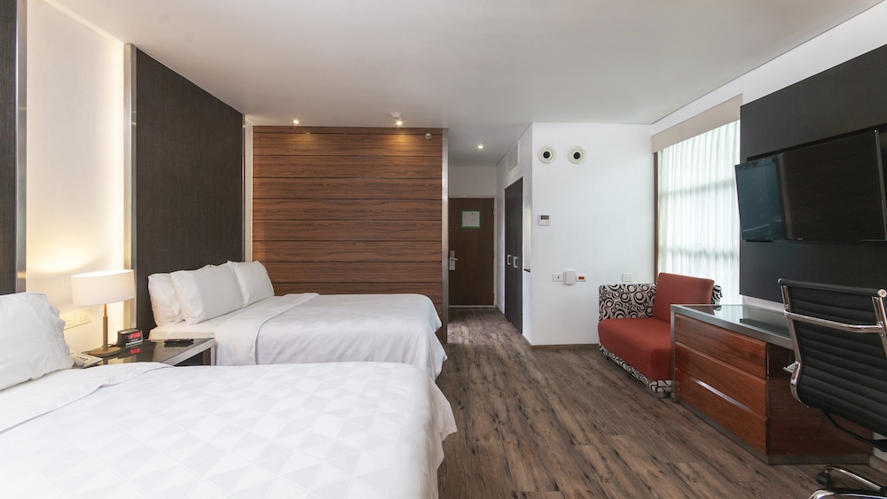 Standard Room, 2 Queen Beds photo 3