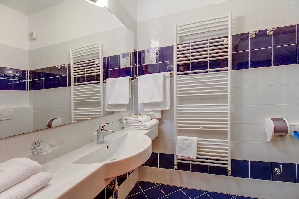 Standard Double Room Single Use photo 2