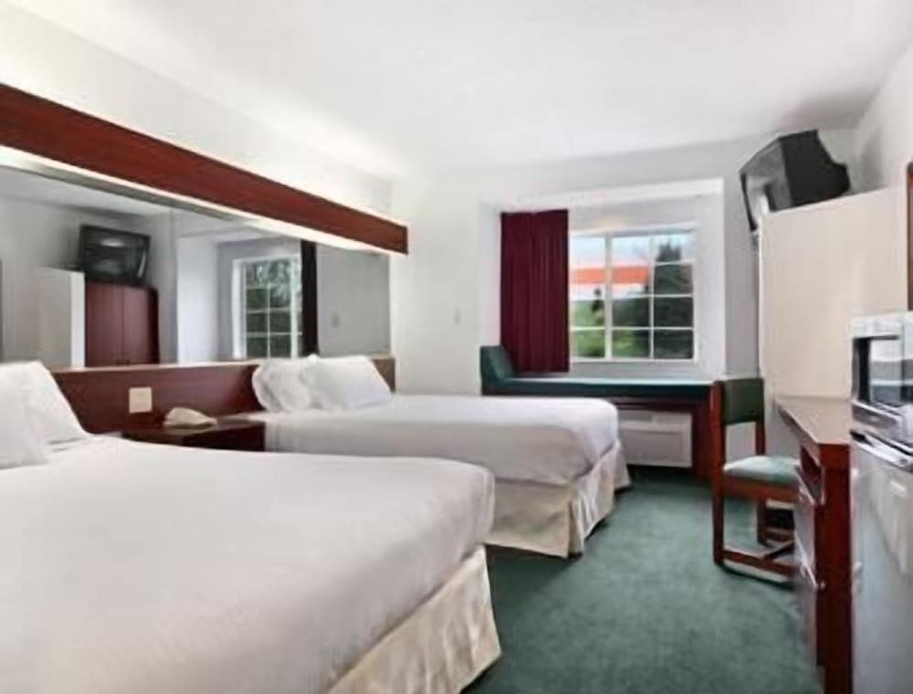 Standard Room, 2 Queen Beds - Photo 2
