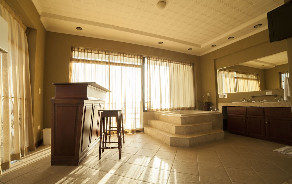 Deluxe Suite - Photo 10