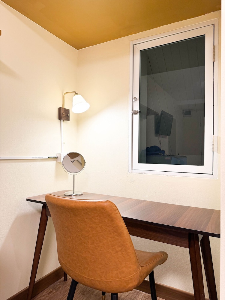 Business Single Room, 1 Queen Bed photo 2