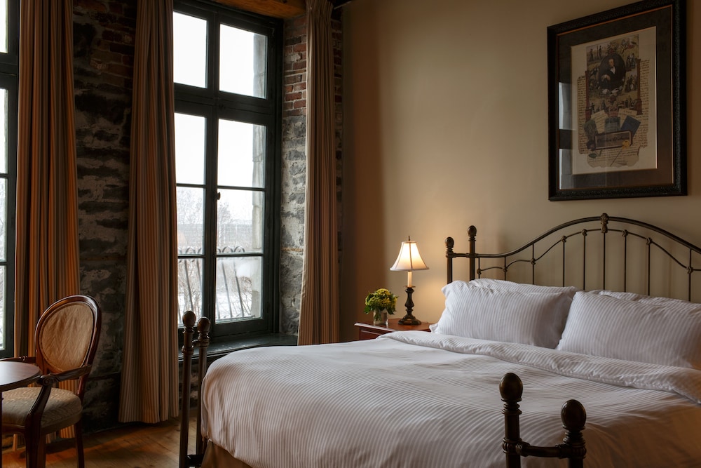 Premier Room, 1 King Bed (St Paul View) photo 1