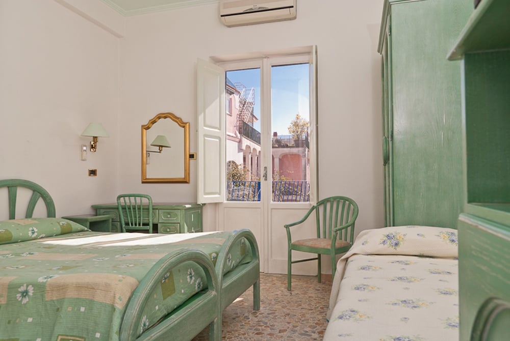 Quadruple Room - Photo 1