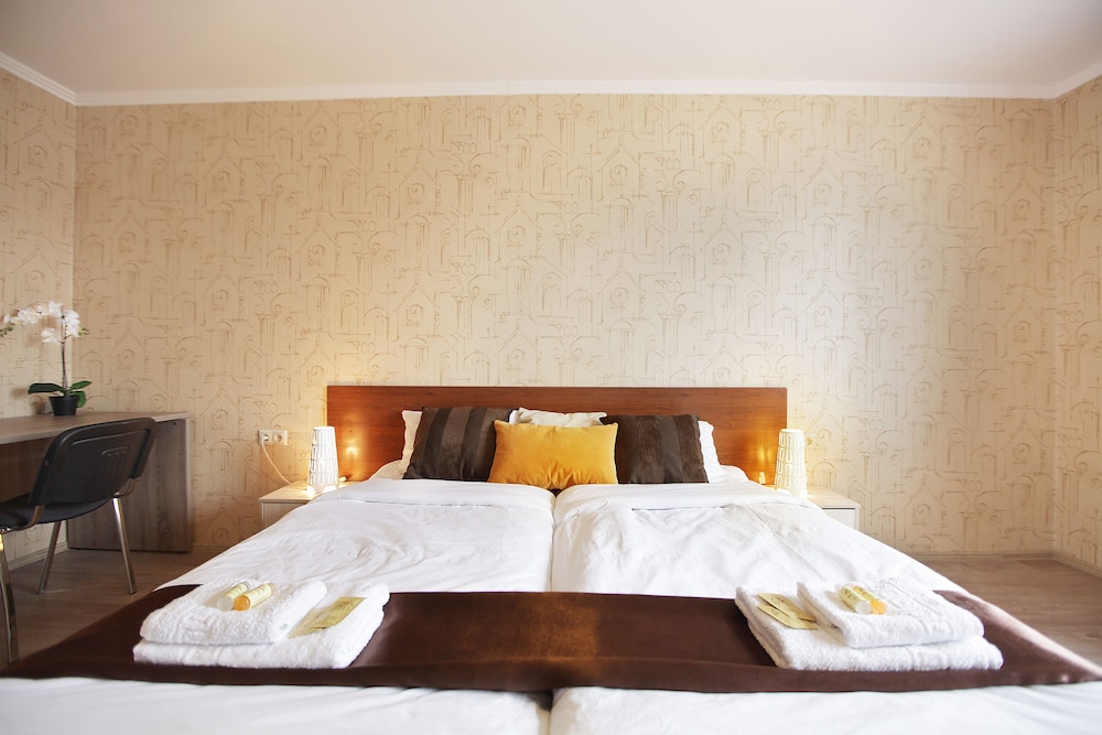 Basic Twin Room, 2 Twin Beds photo 3